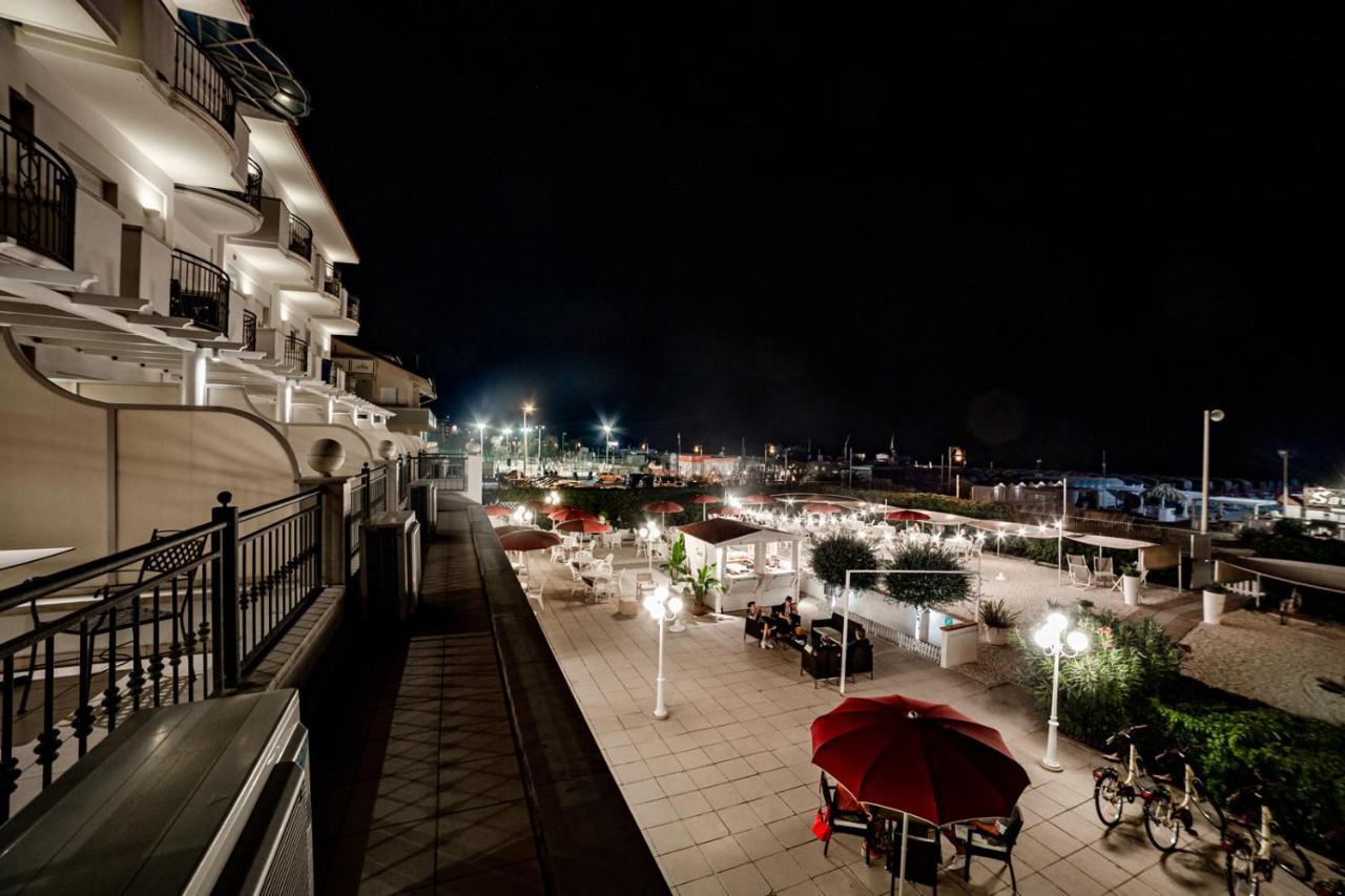 Hotel Soraya - Spiaggia Sawasdee With Beach & Parking Riccione Esterno foto